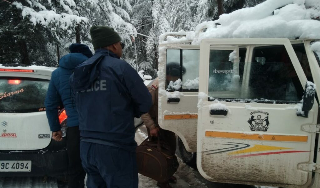 Avoid driving on snow mounted road -Admin Avoid driving on snow mounted road -Admin HIMACHAL HEADLINES