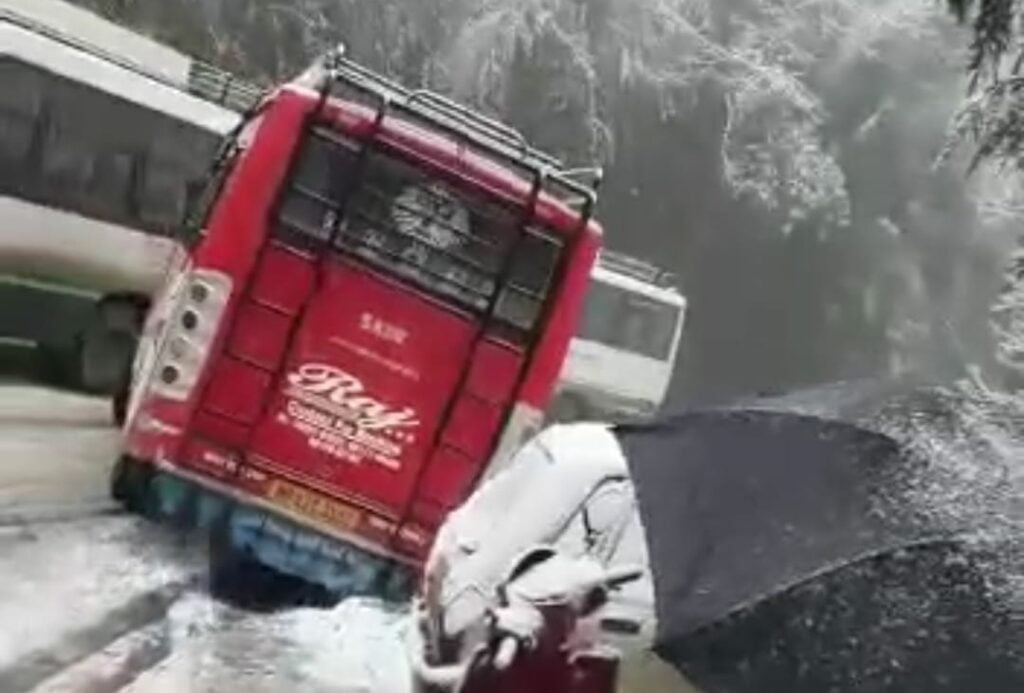Avoid travel on slippery roads: Shimla Police Avoid travel on slippery roads: Shimla Police HIMACHAL HEADLINES
