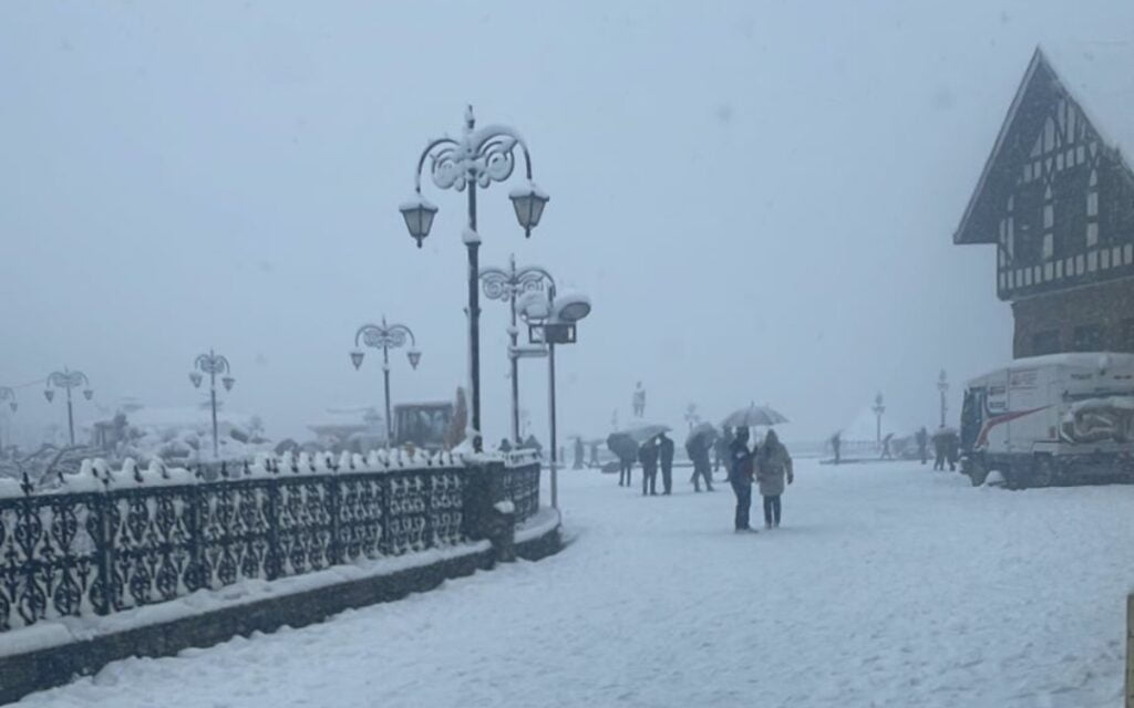 Heavy snow-inceasent rain Life paralyse in Himachal HIMACHAL HEADLINES