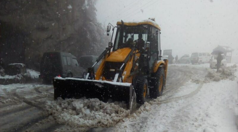 Major snowbound roads reopened for vehicular traffic in a record time HIMACHAL HEADLINES