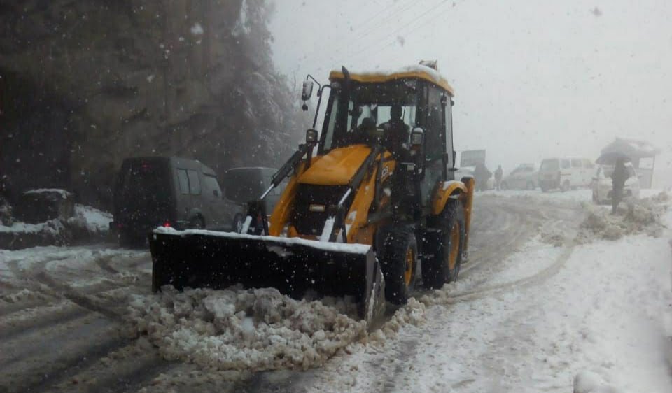 Major snowbound roads reopened for vehicular traffic in a record time Major snowbound roads reopened for vehicular traffic in a record time HIMACHAL HEADLINES