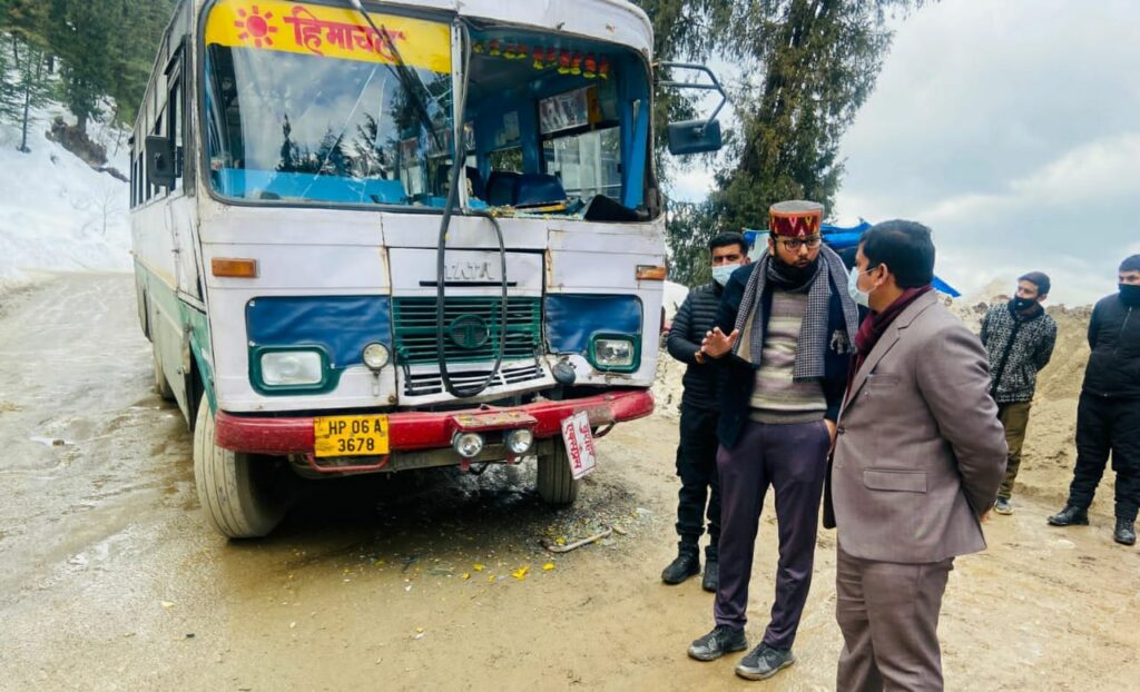 13 injured HRTC bus mishap near Kufri 13 injured HRTC bus mishap near Kufri HIMACHAL HEADLINES