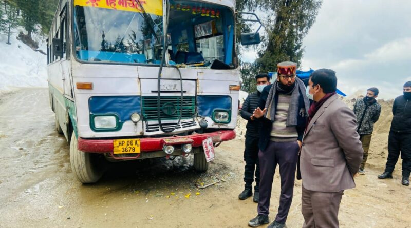 13 injured HRTC bus mishap near Kufri HIMACHAL HEADLINES