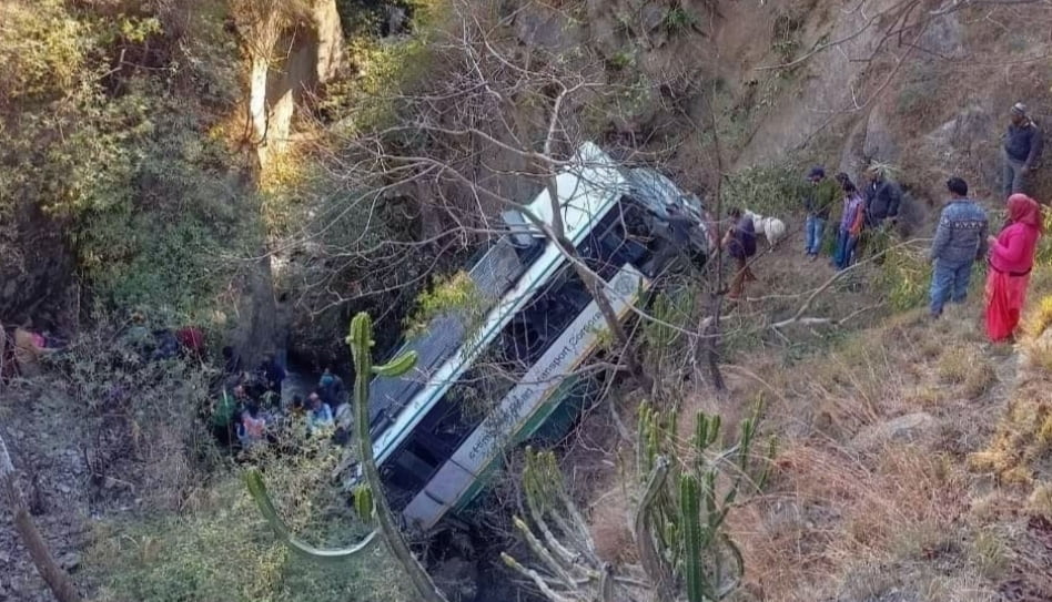 33 wounded as bus rolls down 33 wounded as bus rolls down HIMACHAL HEADLINES