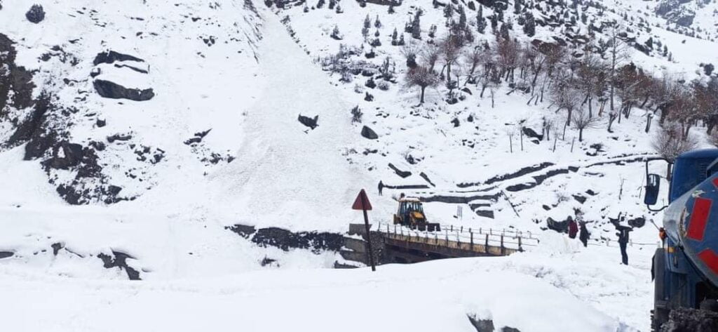 Heavy snowfall on HP high reaches Heavy snowfall on HP high reaches HIMACHAL HEADLINES