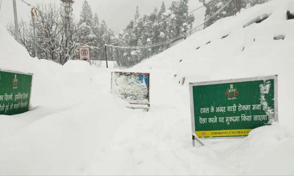 Manali-Keylong NH-3 block by an Avalanche  HIMACHAL HEADLINES