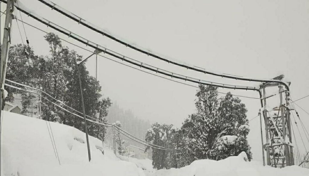 High reaches of HP experience snowfall&nbsp;SASE sounds avalanches warning&nbsp; HIMACHAL HEADLINES