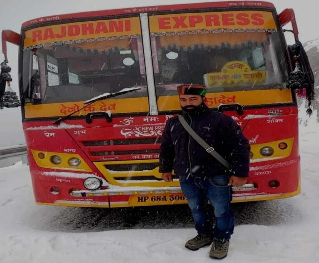 45 bus passengers stranded in snowfall in Chamba HIMACHAL HEADLINES