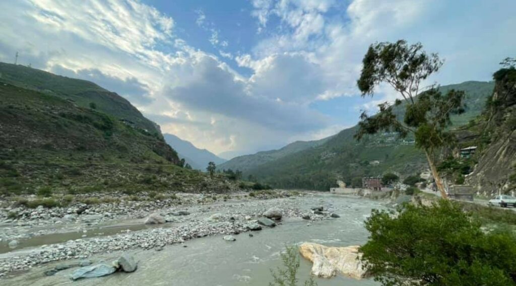 Rising Silt in Sutlej Puts Sunni Residents on Edge: Shimla Administration Steps In HIMACHAL HEADLINES