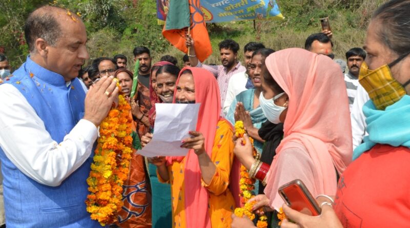 CM dedicates and lays foundation stones of 19 developmental projects of Rs. 165 crore at Lambloo HIMACHAL HEADLINES