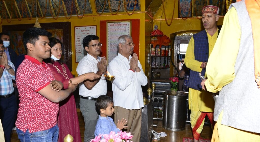 Governor pays obeisance at Jakhu Temple Governor pays obeisance at Jakhu Temple HIMACHAL HEADLINES