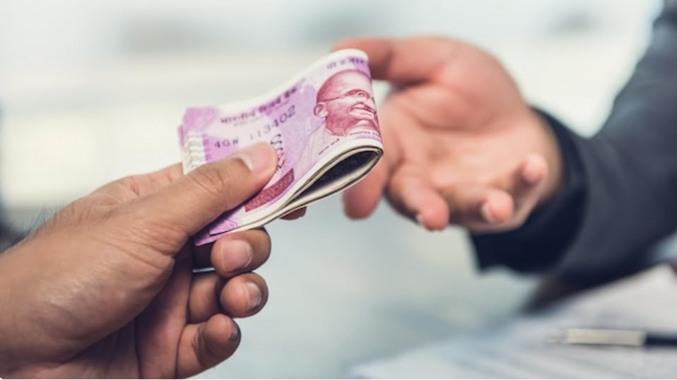 Himachal State Vigilance and Anti Corruption Bureau nabs JE red-handed while accepting a bribe of Rs 10K Himachal State Vigilance and Anti Corruption Bureau nabs JE red-handed while accepting a bribe of Rs 10K HIMACHAL HEADLINES