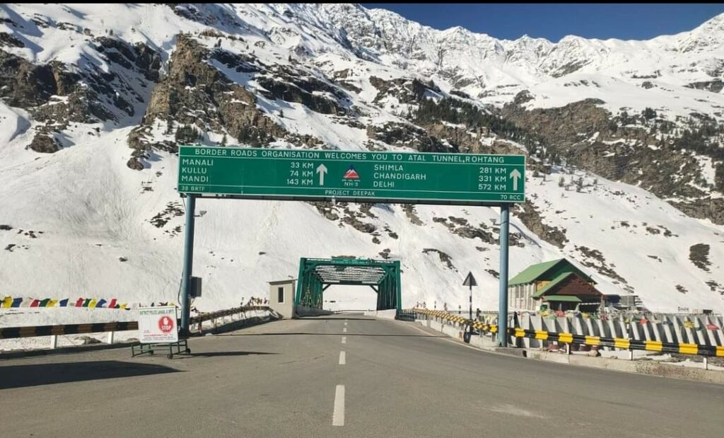 Snowbound Manali Leh road yet to be open HIMACHAL HEADLINES