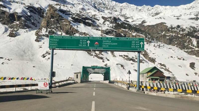 Snowbound Manali Leh road yet to be open HIMACHAL HEADLINES