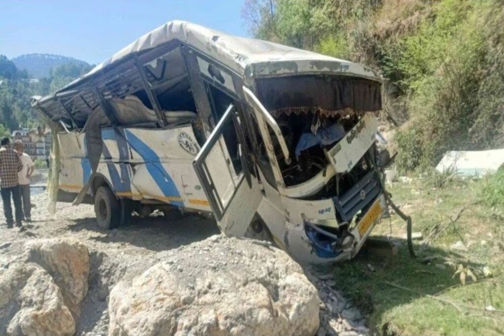 Three dies, four injured in bus mishap Three dies, four injured in bus mishap HIMACHAL HEADLINES