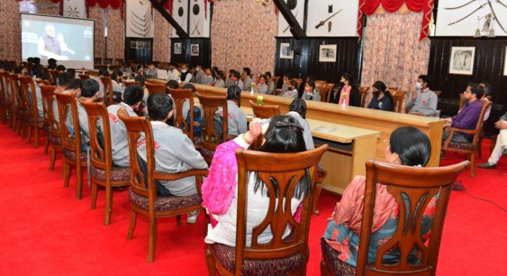 Students of GSSS Chotta Shimla witness "Pariksha Pe Charcha" Programme at Raj Bhavan HIMACHAL HEADLINES
