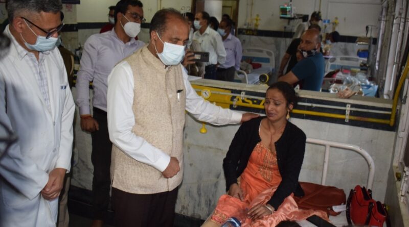 Chief Minister meets victims of Pandoh bus accident HIMACHAL HEADLINES
