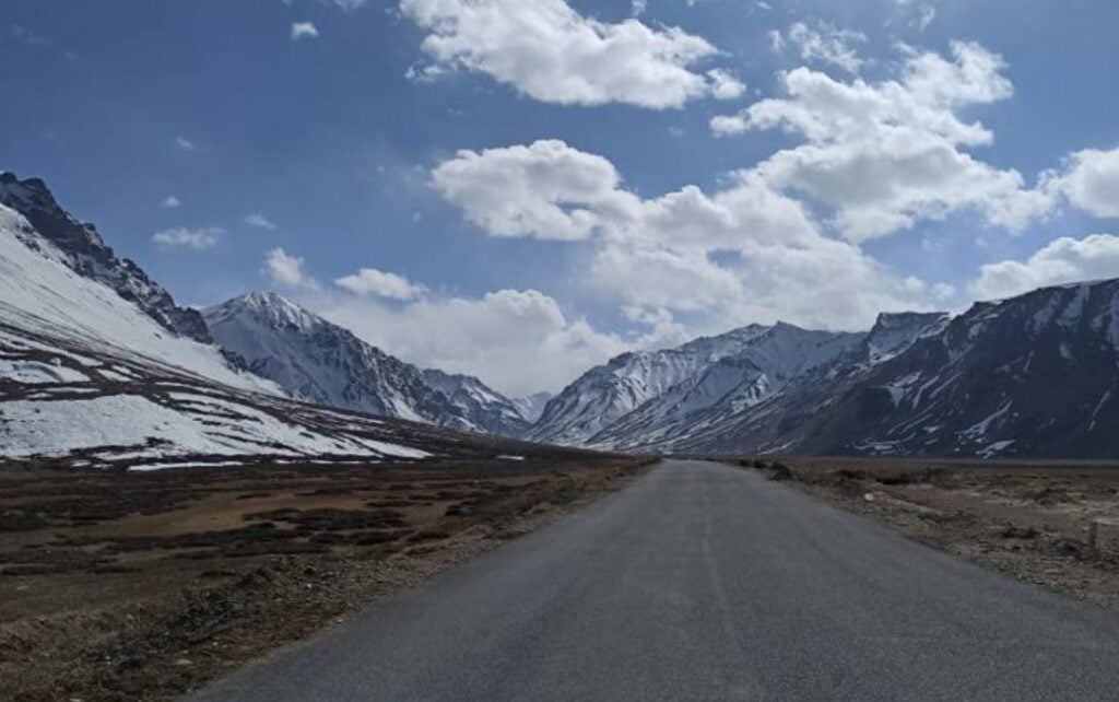Movement of Light vehicles starts in Manali- Leh road. HIMACHAL HEADLINES