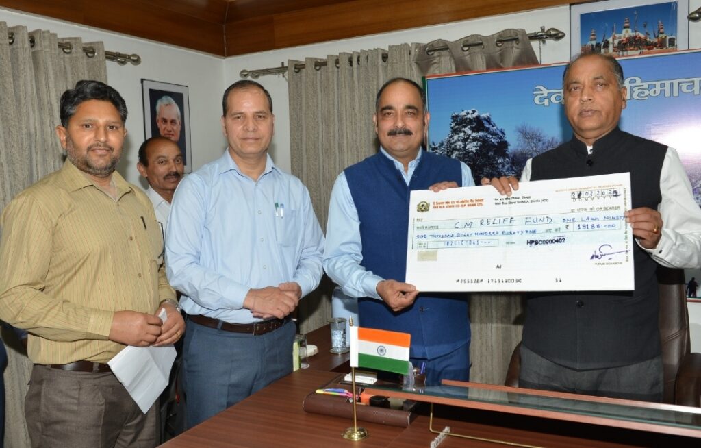 CM presented with cheque of Rs. 191881 towards CM Relief Fund CM presented with cheque of Rs. 191881 towards CM Relief Fund HIMACHAL HEADLINES