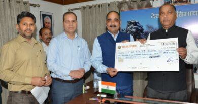 CM presented with cheque of Rs. 191881 towards CM Relief Fund HIMACHAL HEADLINES