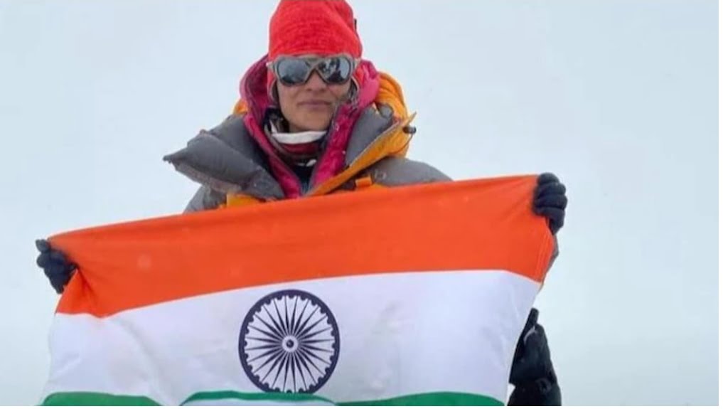 Baljit Kaur hosts tricolor on Mount Everest Baljit Kaur hosts tricolor on Mount Everest HIMACHAL HEADLINES