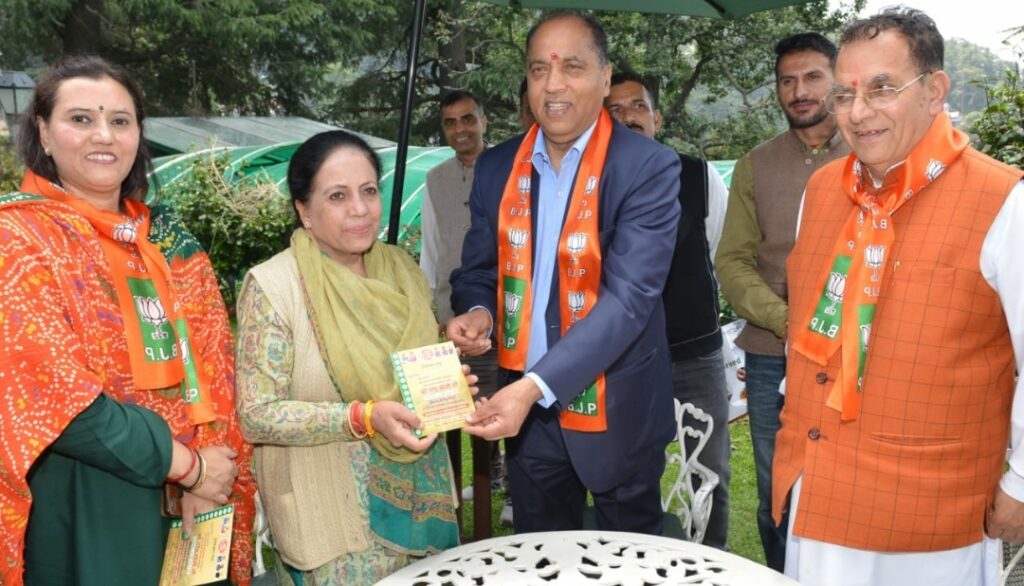 CM listens to Mann Ki Baat of PM CM listens to Mann Ki Baat of PM HIMACHAL HEADLINES