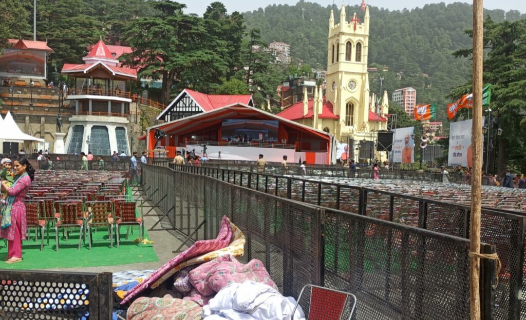 Tourist and locals suffering due to traffic barricades in Shimla HIMACHAL HEADLINES