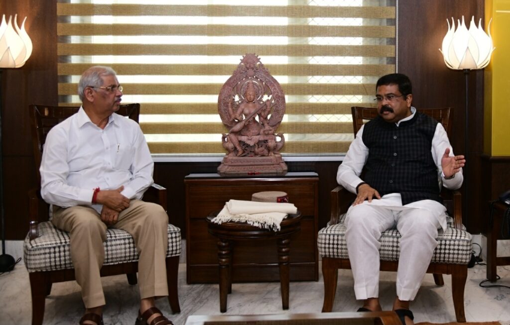 Governor calls on Union Minister of Education Governor calls on Union Minister of Education HIMACHAL HEADLINES