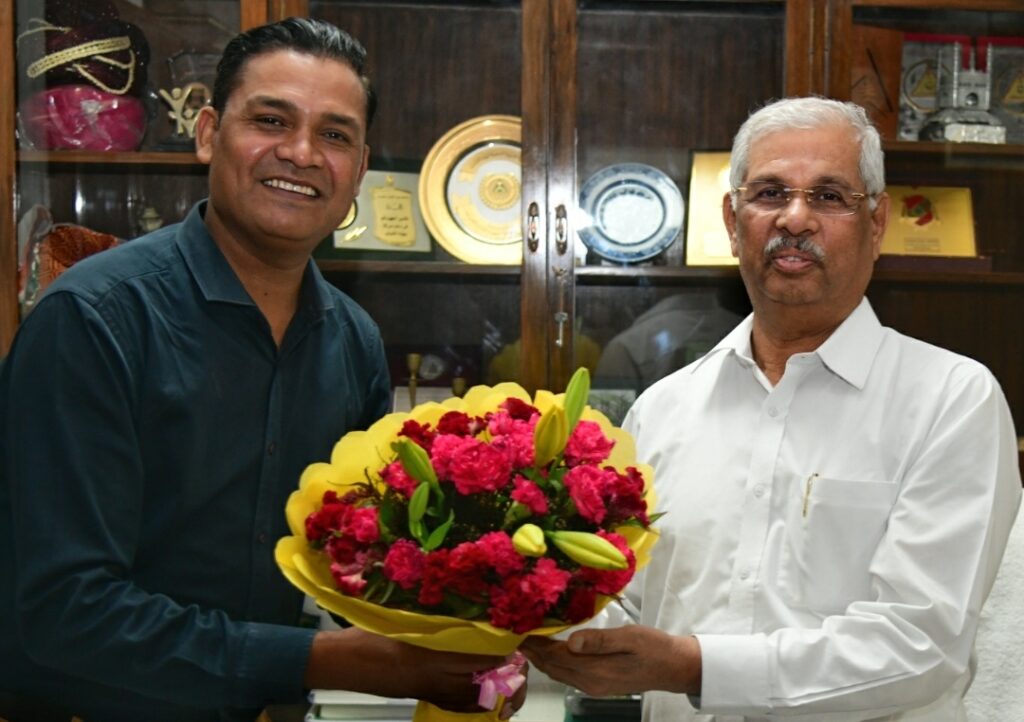 Governor visits the head office of YHOI at New Delhi HIMACHAL HEADLINES