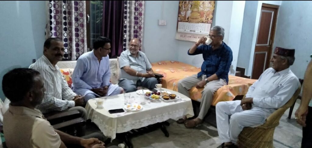 BJP incharge on dinner diplomacy at village grass root BJP incharge on dinner diplomacy at village grass root HIMACHAL HEADLINES