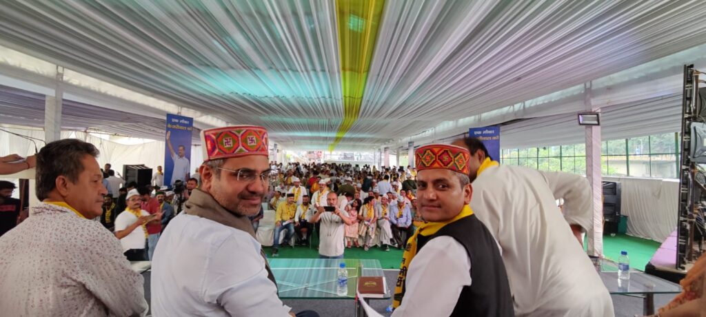 In the swearing-in, the office bearers of AAP took oath to put every drop of their blood to make Himachal the best state In the swearing-in, the office bearers of AAP took oath to put every drop of their blood to make Himachal the best state HIMACHAL HEADLINES