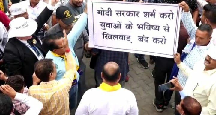 AAP organized a statewide protest against the Agneepath scheme, AAP workers took to the streets in all 12 districts HIMACHAL HEADLINES