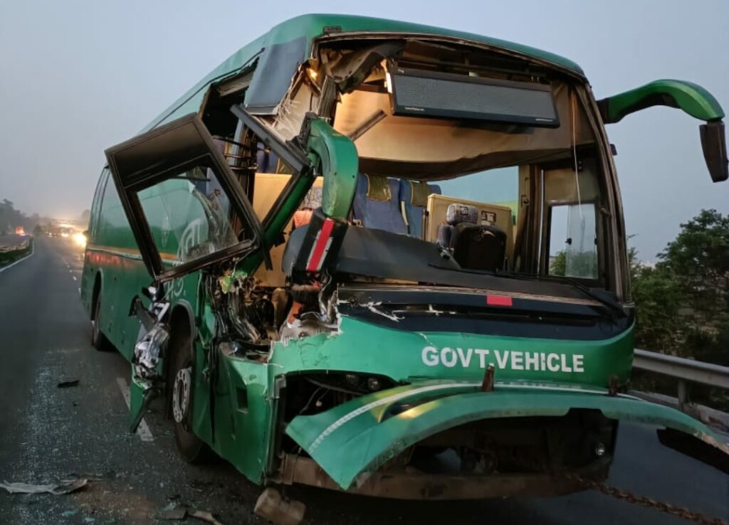 Volvo hit by truck, narrow escape of 37 passengers Volvo hit by truck, narrow escape of 37 passengers HIMACHAL HEADLINES
