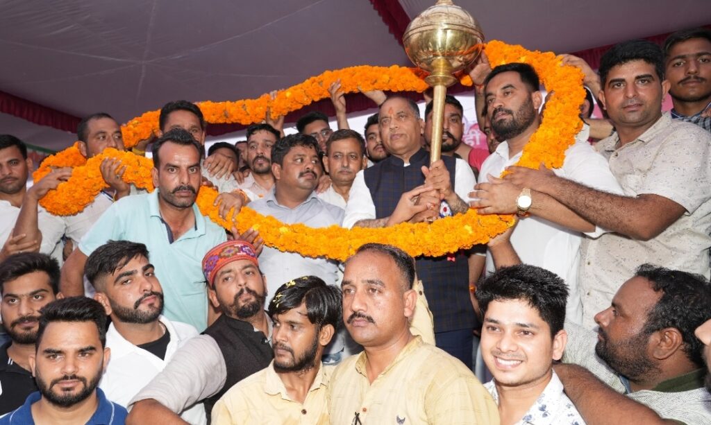 CM inaugurates and lays foundation stone of 21 development schemes of Rs. 117 crore CM inaugurates and lays foundation stone of 21 development schemes of Rs. 117 crore HIMACHAL HEADLINES