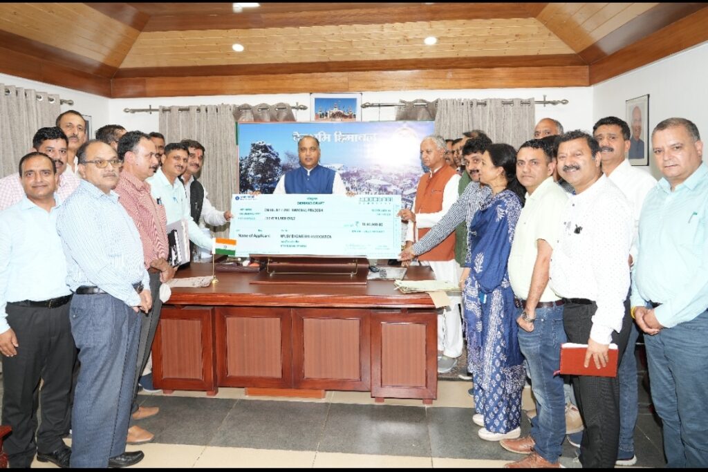 CM presented with cheque of Rs. 11 lakh towards CM Relief Fund CM presented with cheque of Rs. 11 lakh towards CM Relief Fund HIMACHAL HEADLINES