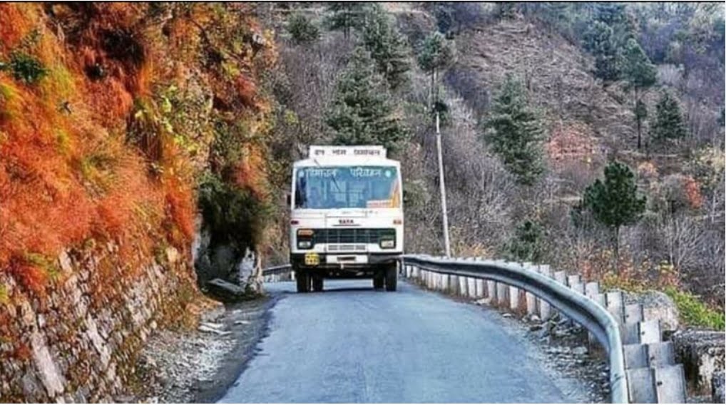Ten injured HRTC bus hit the rock Ten injured HRTC bus hit the rock HIMACHAL HEADLINES