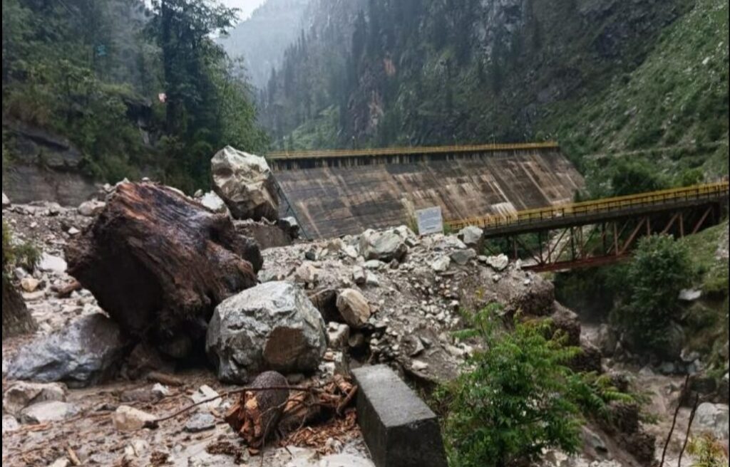 4-6 missing in cloud burst in Manikaran 4-6 missing in cloud burst in Manikaran HIMACHAL HEADLINES