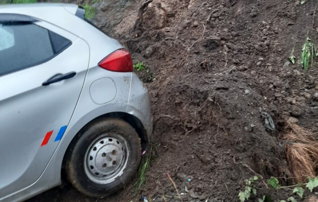 Shimla Cart Road closed for vehicular traffic after heavy landslide Shimla Cart Road closed for vehicular traffic after heavy landslide HIMACHAL HEADLINES