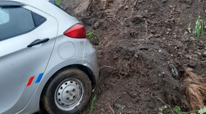 Shimla Cart  Road closed for vehicular traffic after heavy landslide  HIMACHAL HEADLINES
