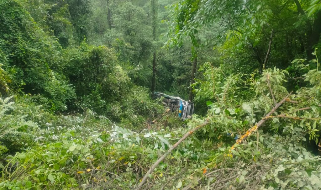 Two die 25 others injuried in road mishaps  HIMACHAL HEADLINES