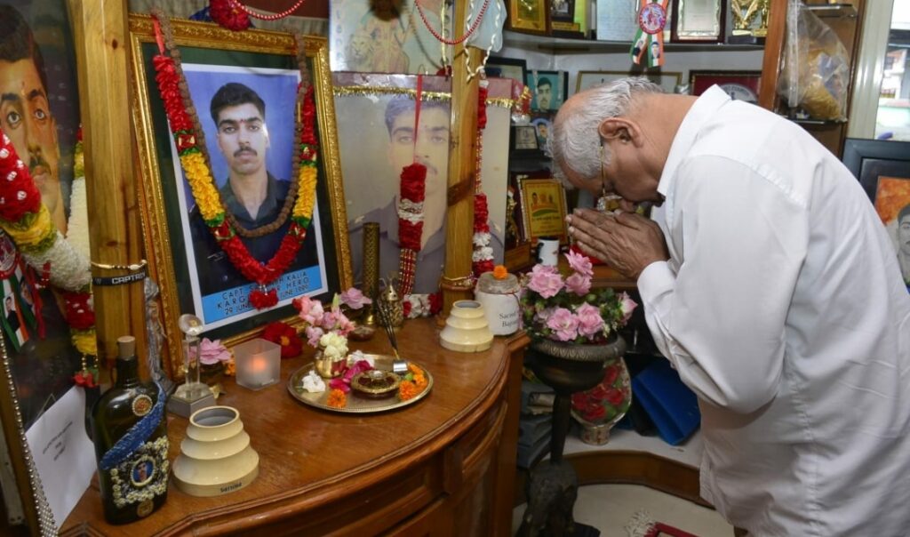 Governor pays tribute to martyr Vikram Batra and Saurabh Kalia Governor pays tribute to martyr Vikram Batra and Saurabh Kalia HIMACHAL HEADLINES