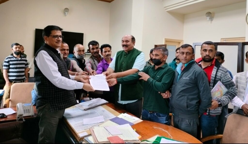 Delegation of Chamian-Malyana Panchayat met the Chief Engineer Public Works Department HIMACHAL HEADLINES