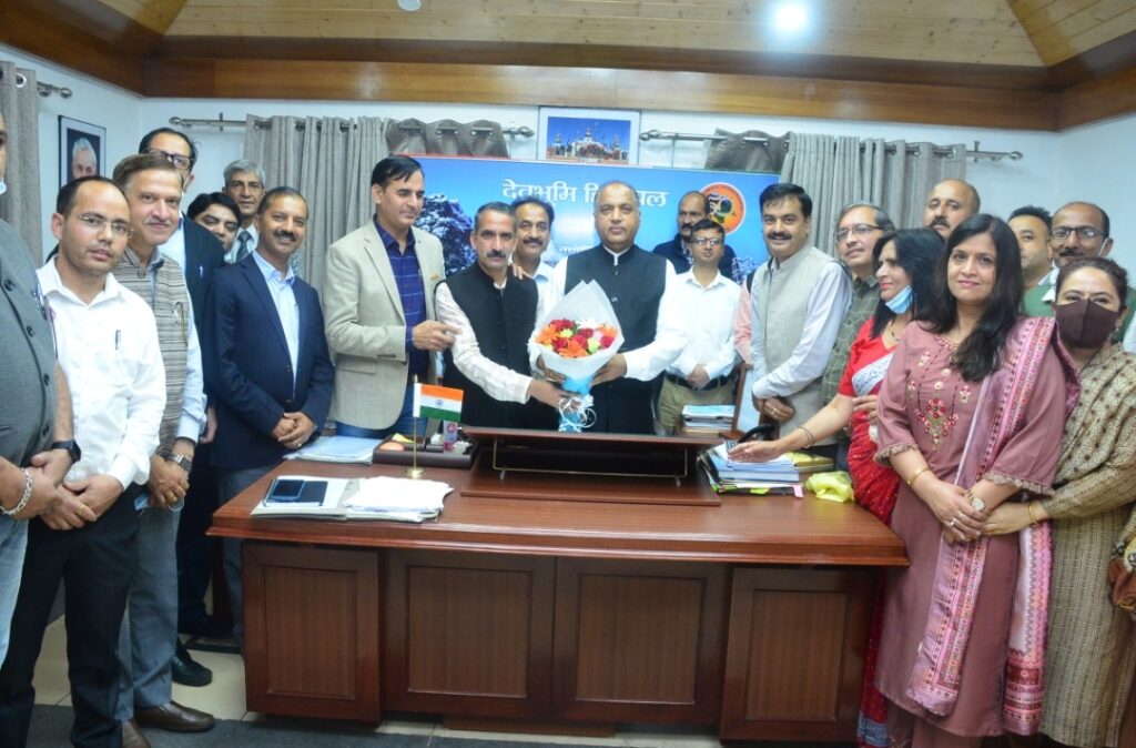 College Lectures call on CM and thanked for revised UGC pay scale HIMACHAL HEADLINES