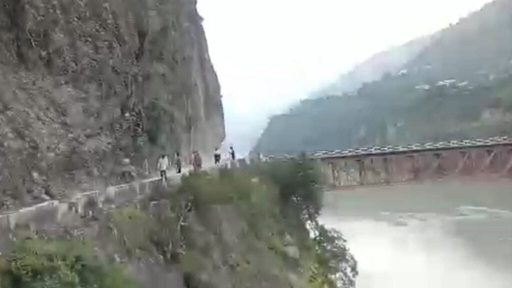 Road block by massive landslide in Chamba HIMACHAL HEADLINES