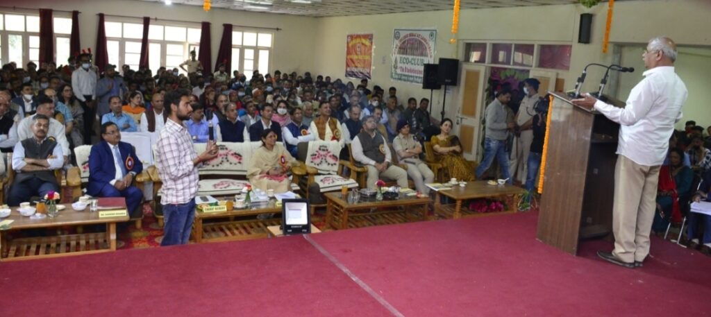 Governor pleads students to make habit of reading books Governor pleads students to make habit of reading books HIMACHAL HEADLINES