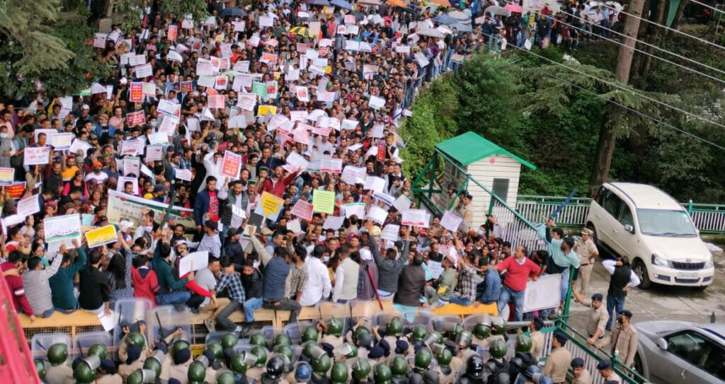 Apple Growers cordon Himachal state secteriat Apple Growers cordon Himachal state secteriat HIMACHAL HEADLINES