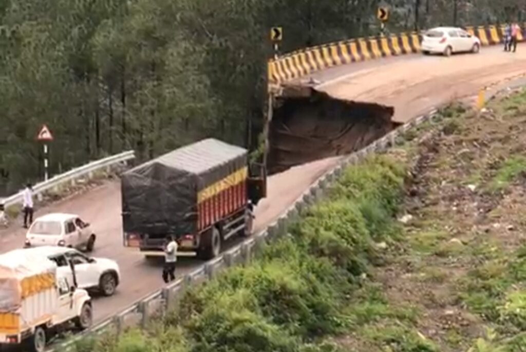 Landslide disrupts on NH-21 in Mandi Landslide disrupts on NH-21 in Mandi HIMACHAL HEADLINES