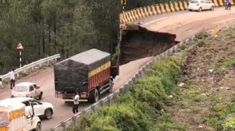 Landslide disrupts on NH-21 in Mandi HIMACHAL HEADLINES