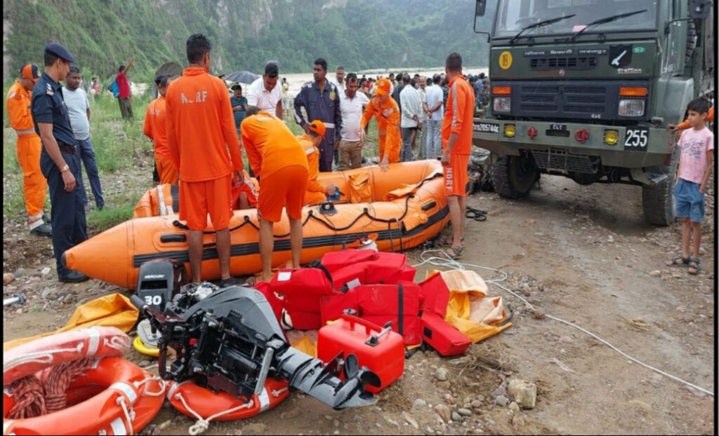NDRF rescue ten person from struck on Neugal khadd NDRF rescue ten person from struck on Neugal khadd HIMACHAL HEADLINES