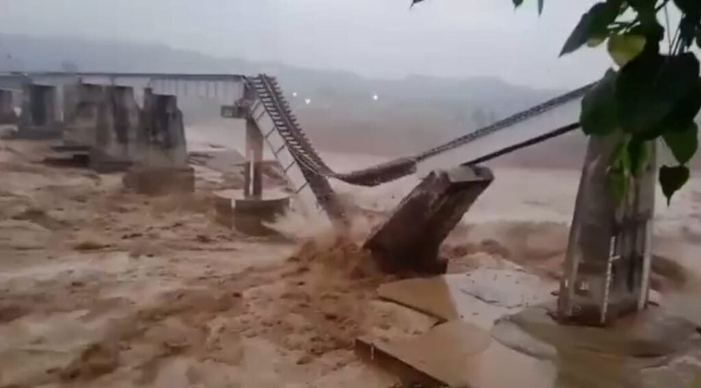 Monsoon havoc-Delegates of GVMC stranded on NH-3 HIMACHAL HEADLINES